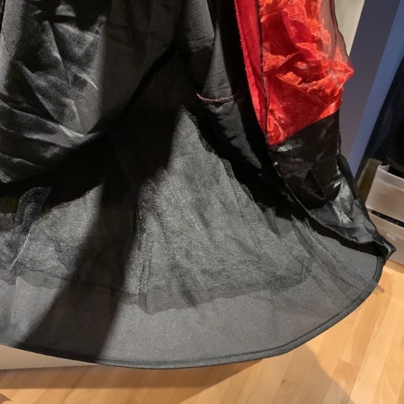 VEUC Girl’s Spirit Halloween Vampiress Costume - size Youth L with crown & mask - Picture 9 of 17